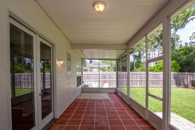 Building Photo - Stunning home in desirable neighborhood