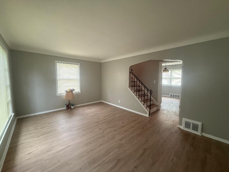 Building Photo - 13583 Shady Oak Blvd