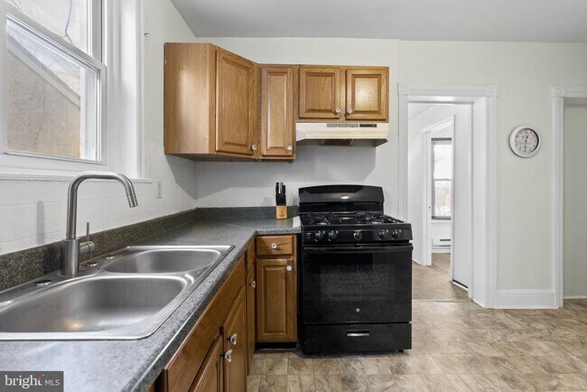 Building Photo - 211 E Poplar St