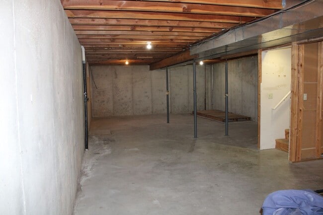 Building Photo - Full Unfinshed Basement