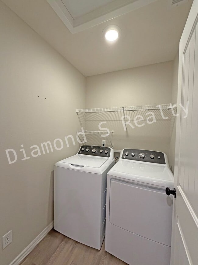 Building Photo - **Gorgeous 4-Bedroom Home in Olde World Estates Subdivision**