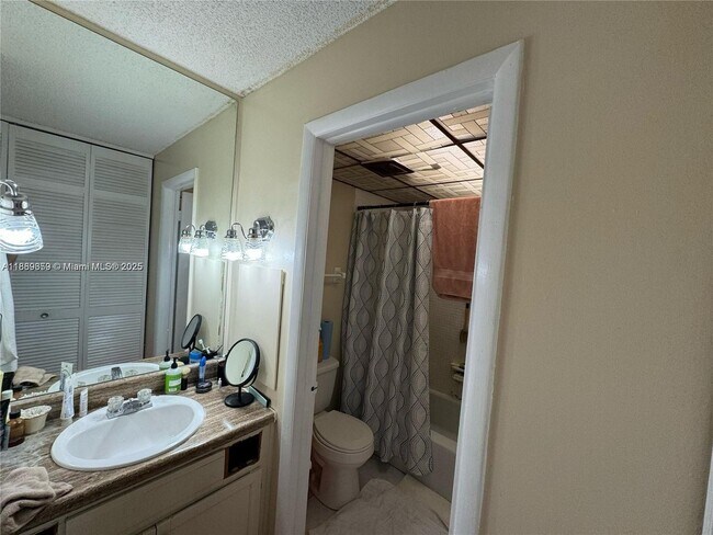 Building Photo - 3720 Inverrary Dr