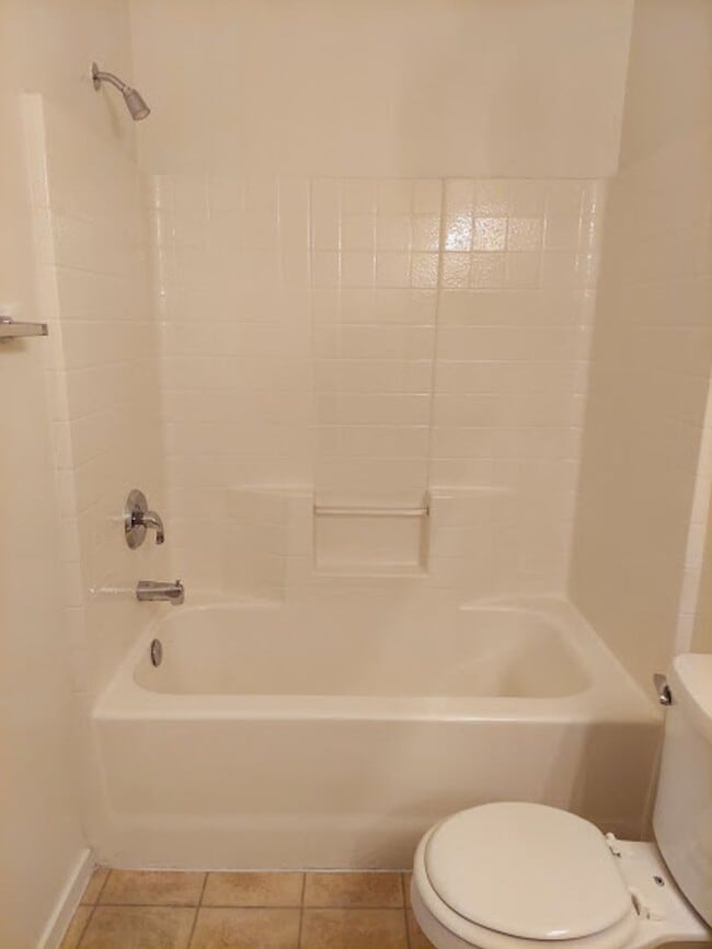 Building Photo - Excellent 2 bed 2 ba in a gated community
