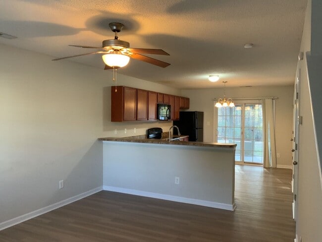 Building Photo - 2 Bedroom 2.5 Bathroom Townhome located in the The Gables!