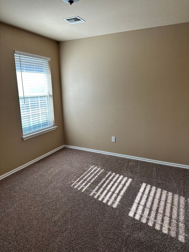 Building Photo - Beautiful home located in the Waterstone area! NO PETS!