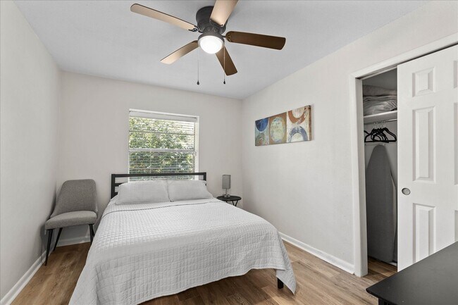 Building Photo - 2425 Bruce Ln