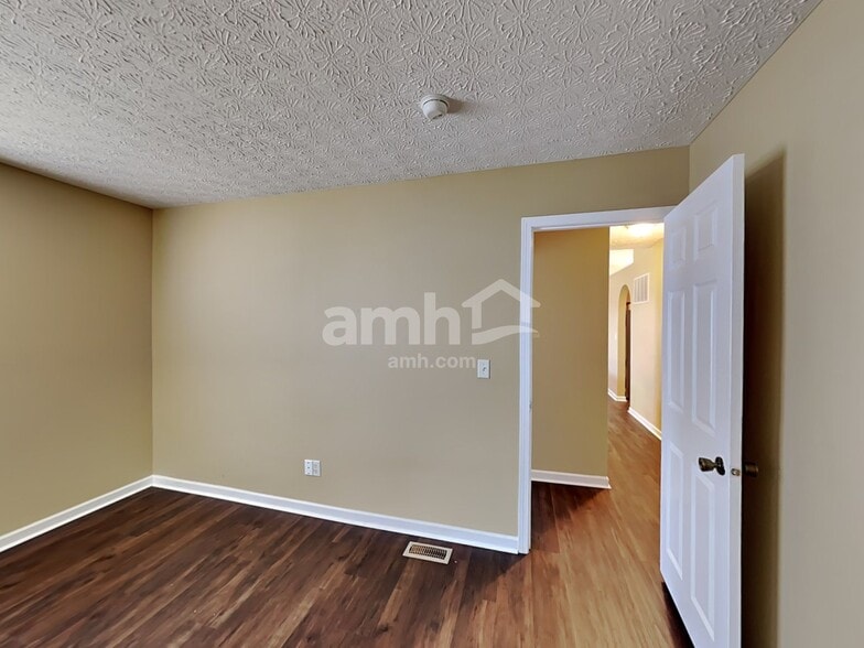 Building Photo - 372 Thompson St