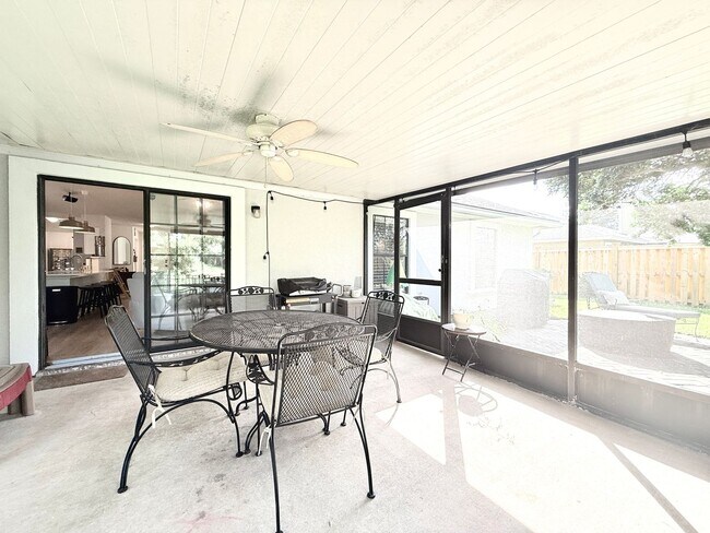 Building Photo - Stylish 4BR Home Minutes from Everything