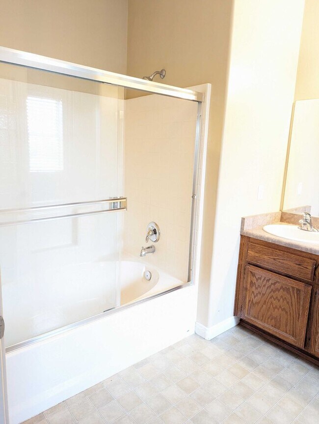 Building Photo - Comfortable Home in East Bakersfield