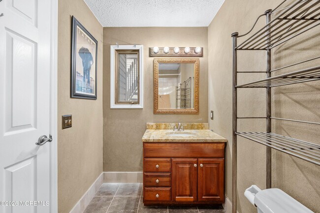 Building Photo - 2230 Bridge Ave