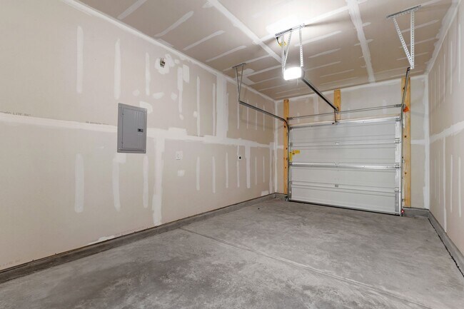 Building Photo - Updated 3BR Townhome with Pool and Spaciou...