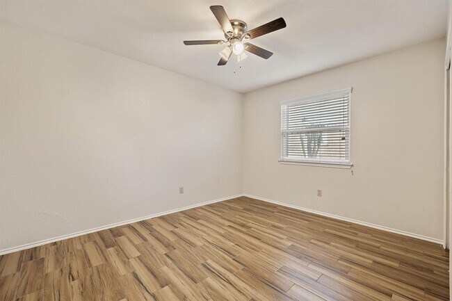 Building Photo - 2003 Dayflower Trce