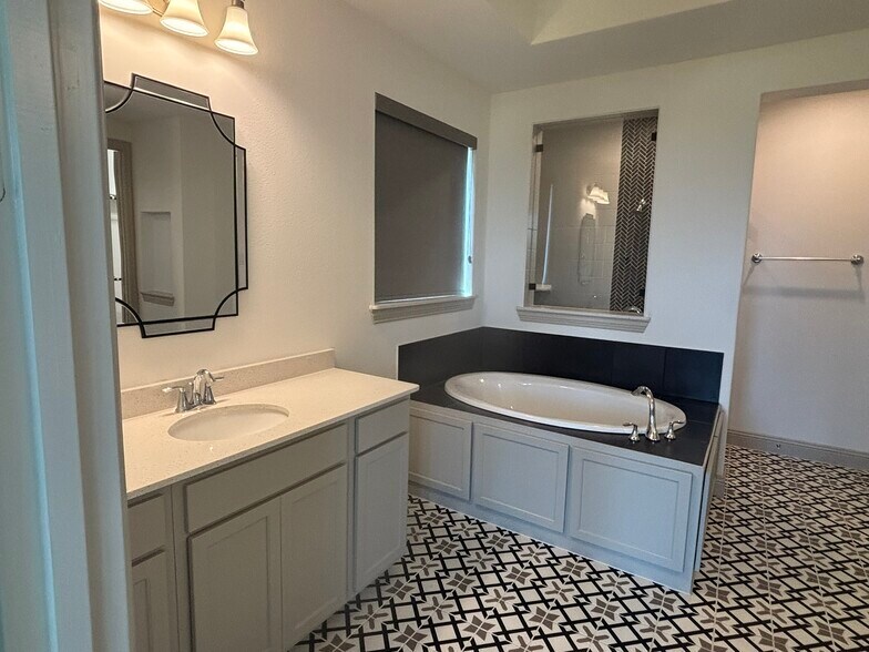 Building Photo - 1702 Trellis Dr