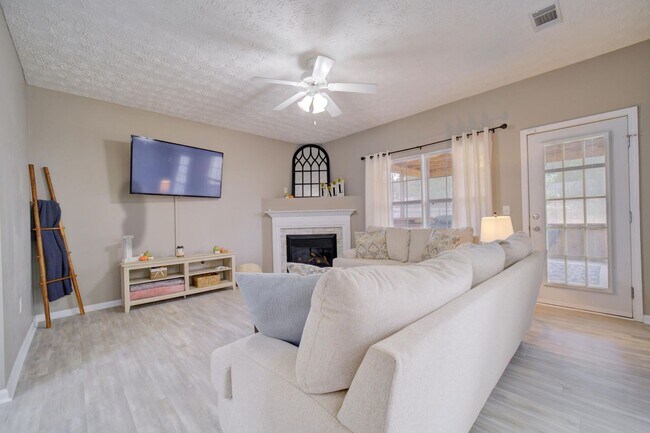 Building Photo - 3 Bedroom with a Fabulous Florida Room in Crestview!