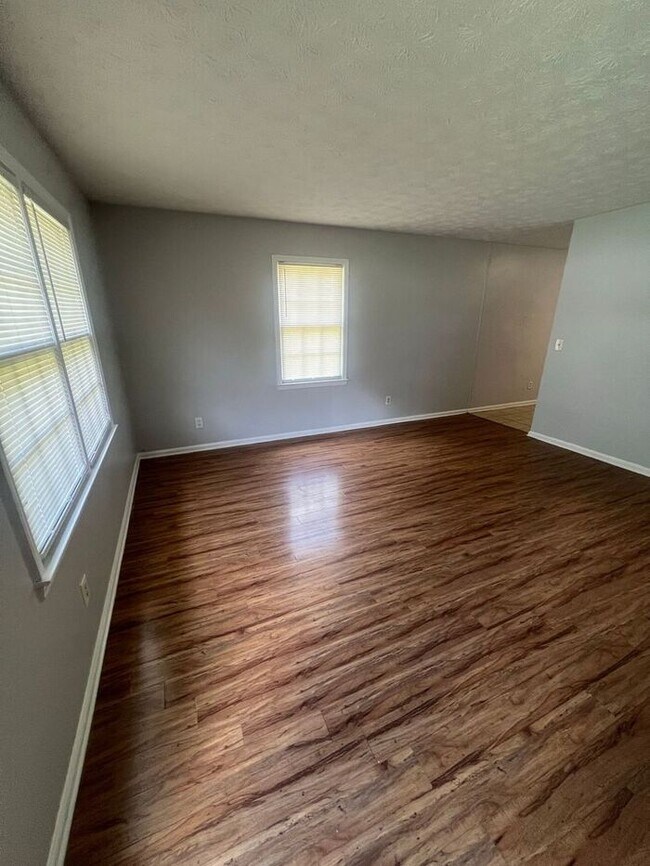 Building Photo - READY NOW!!!! 2 bedroom 1 bath