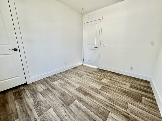 Building Photo - 16 Rainier St N