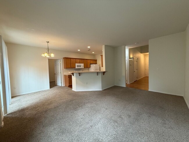 Building Photo - 4 Bed 3 Bath Gated Townhome Near Maplewood Golf