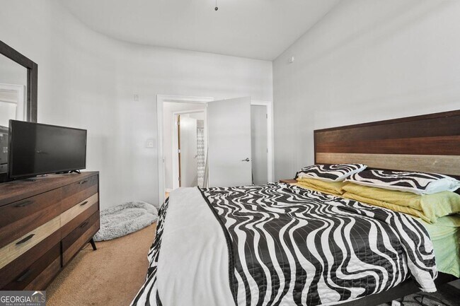 Building Photo - 898 Oak St SW