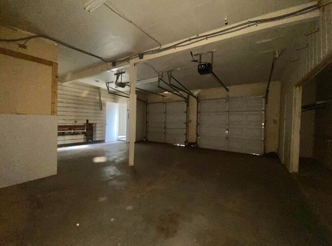 Building Photo - 3 bed 1 bath 2 car garage now available in the medical district