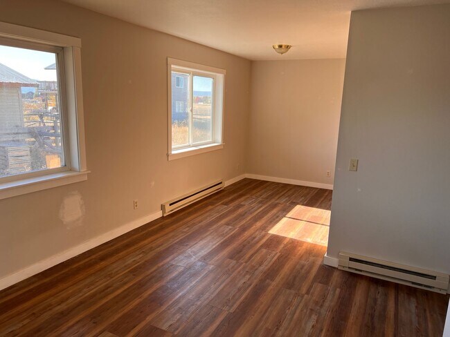 Building Photo - Mock