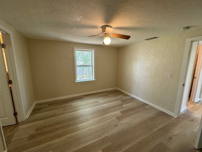 Building Photo - Remodeled 3/2 in the Heart of Gainesville!