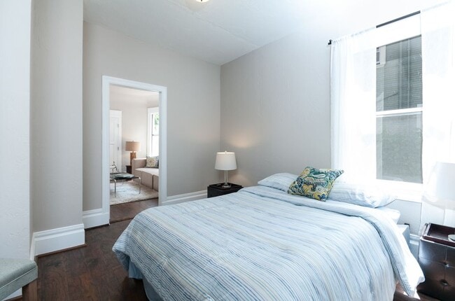 Large bedroom - 2912 Harper Street