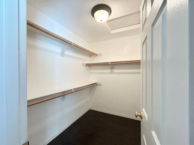 Building Photo - Spacious 4 Bed, 2.5 Bath House