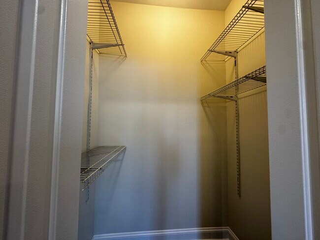 Building Photo - 1344 W Lunt Ave