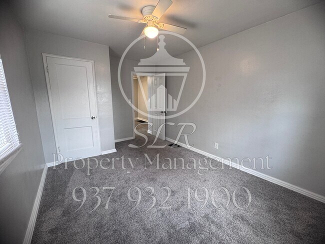 Building Photo - 420 E Siebenthaler Ave
