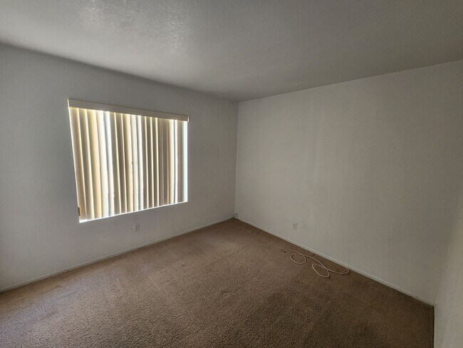 Building Photo - Cozy 3Bed/2Bath/2Car Residence located in North Las Vegas!