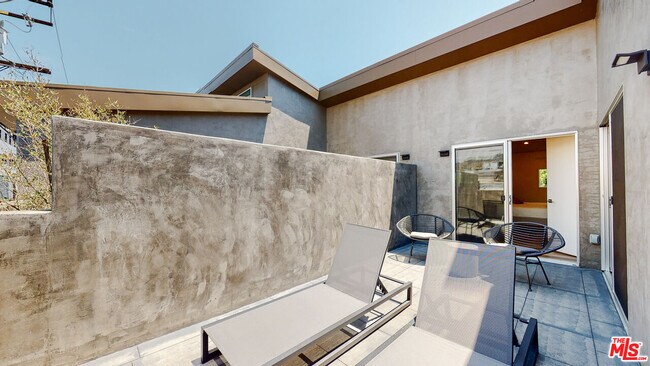 Building Photo - 547 N W Knoll Dr