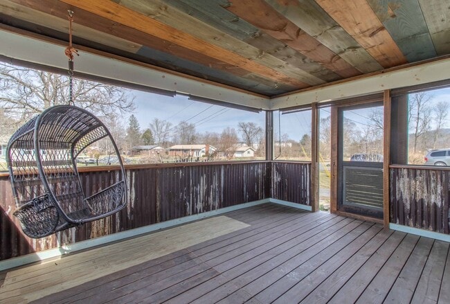 Building Photo - Close to Hike/Bike Path