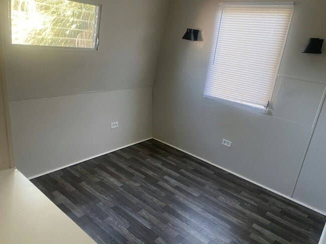 Building Photo - 10 Circle Dr