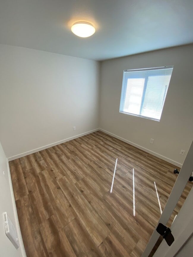 Building Photo - Newly Remodeled! Close to CWU 4 Rooms !!