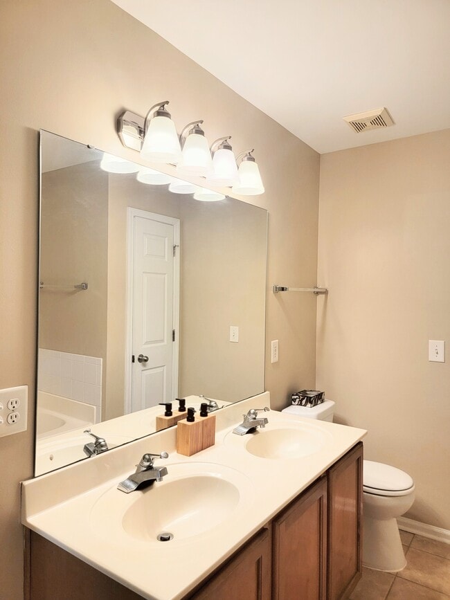 Building Photo - 2220 Valley Edge Dr