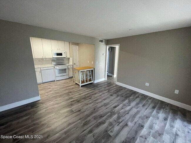 Building Photo - 4610 Lake Waterford Way