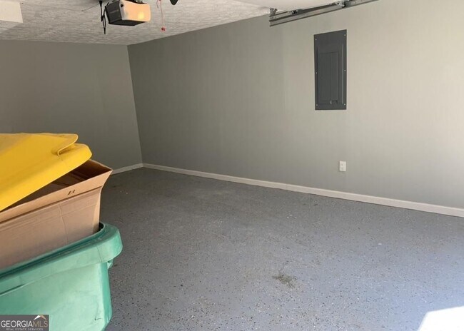 Building Photo - 19 Oak Hill Dr