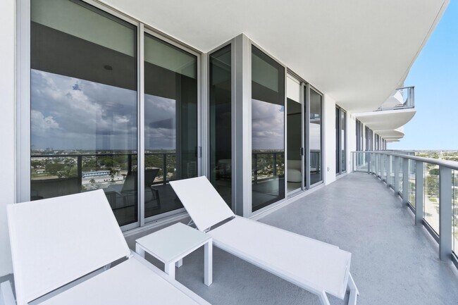 Building Photo - 220 Lake Shore Dr