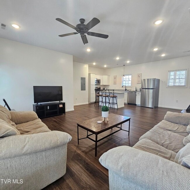 Building Photo - Modern 2-bedroom, 2 bathroom apartment convienent location