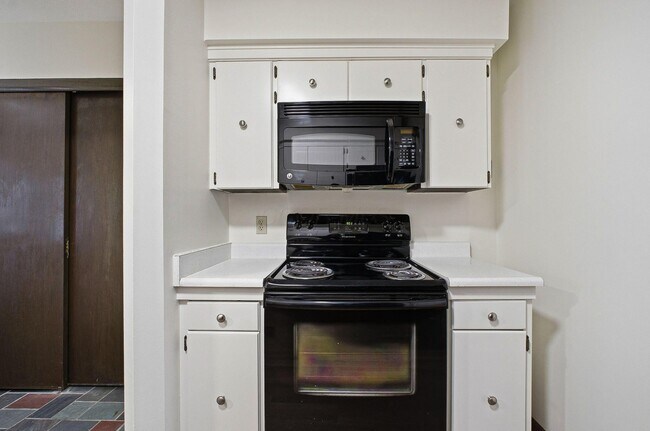 Building Photo - 4554 Sandringham Dr