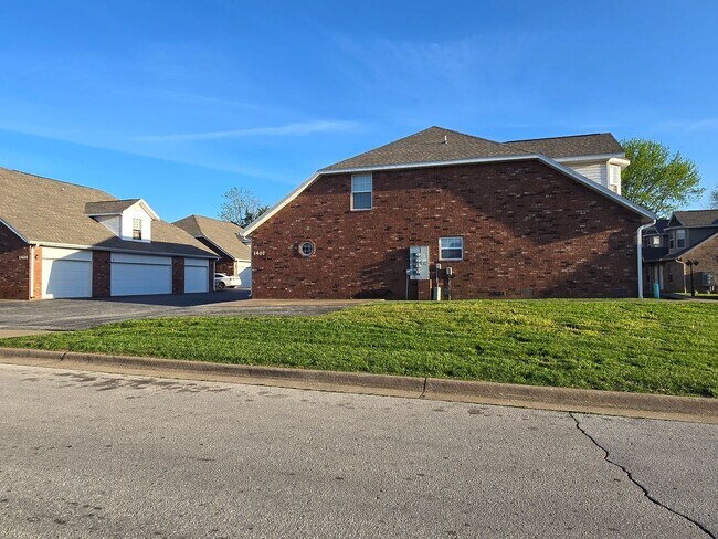 Building Photo - Capri Townhomes