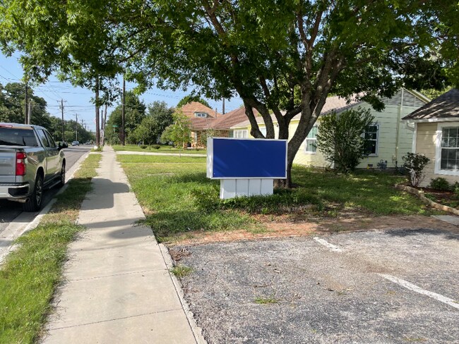 Building Photo - 1811 Bolivar St