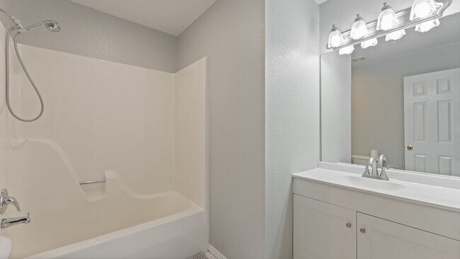 Building Photo - "Homey 3-Bedroom Retreat with 2 Full Baths...