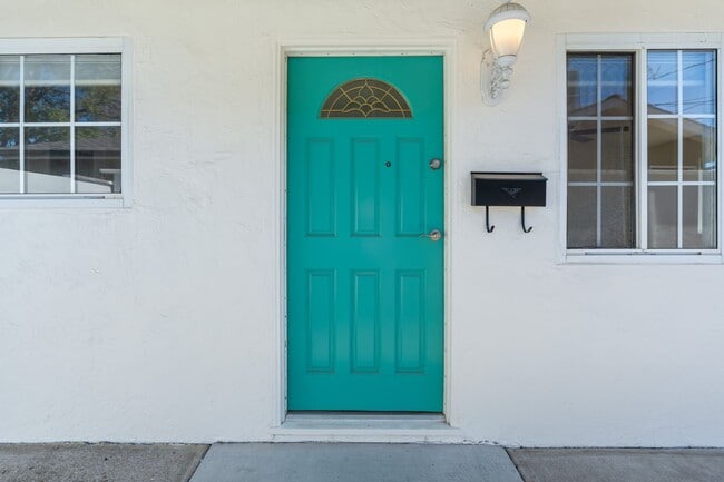 Building Photo - 4 bed/ 3 bath Single-Family Home in North Napa