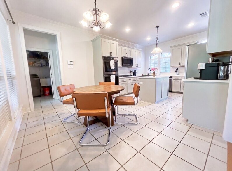 Building Photo - 302 Cherokee Rose Ln