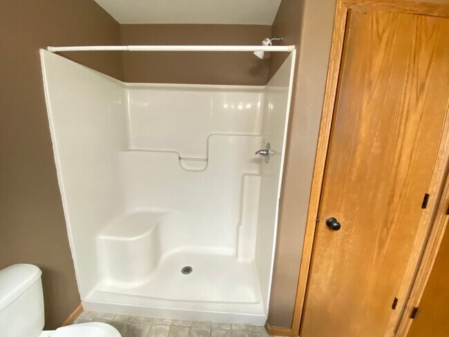 Building Photo - Four bed/2.5 bath townhome for August 2026!