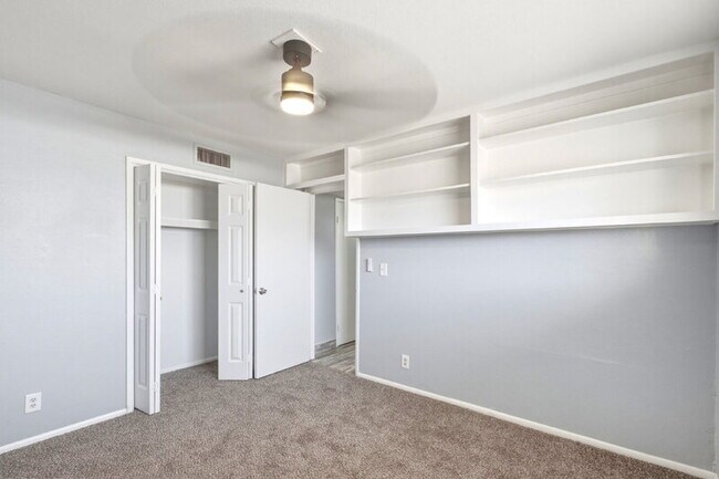 Building Photo - 1129 N Wedgewood Cir