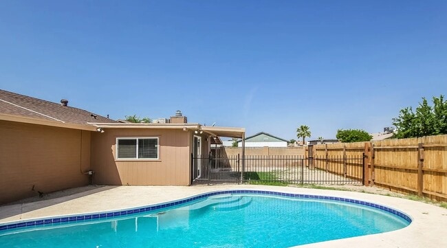 Building Photo - 4112 W Gardenia Dr