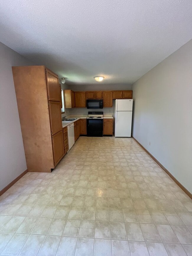 Building Photo - 3 bed/2 bath single- family home