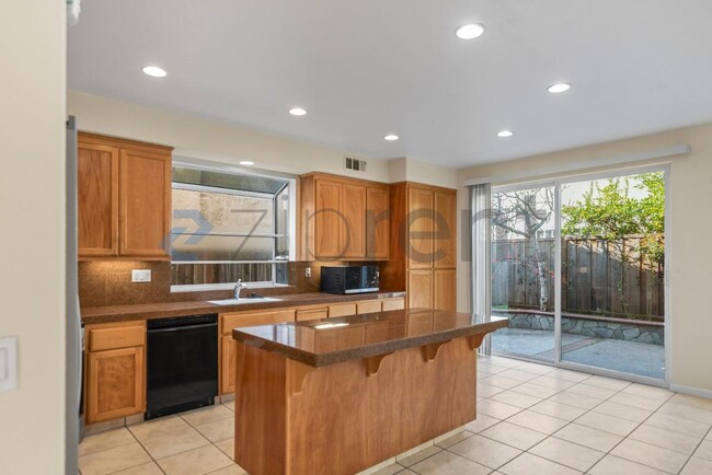 Building Photo - 709 Buriat St